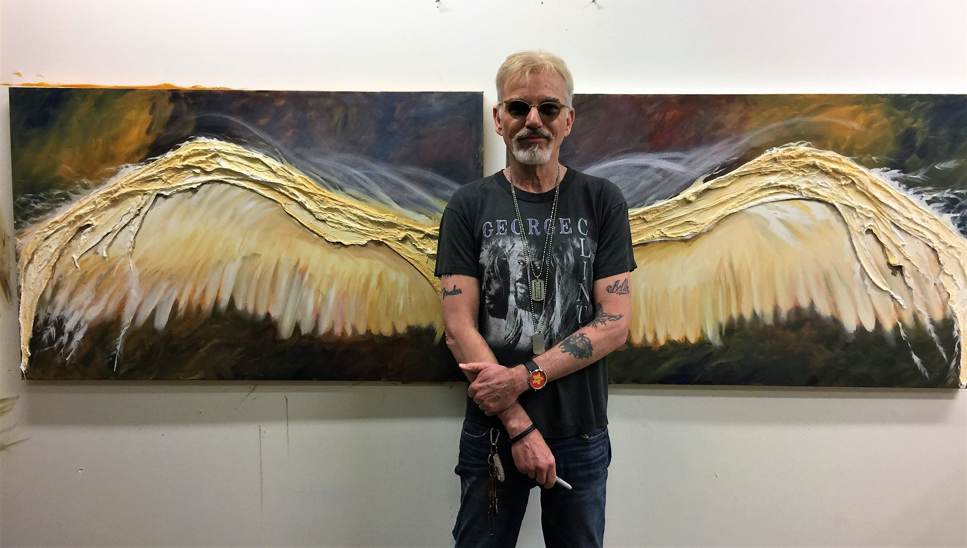 Billy Bob Thornton posing in front of debi Story Maddox's Battle Scars painting
